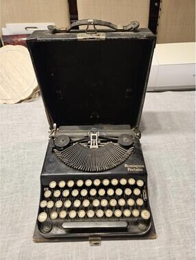 Vintage Remington Portable Typewriter in Carrying Case